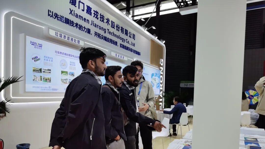 國(guó)外嘉賓參觀嘉戎技術(shù)展臺(tái)